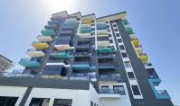 AL-1888, Вид на море и город из квартиры 1+1 (50 м²) в Авсалларе, построенной в 2023 году — бассейн с водными горками и тренажерный зал